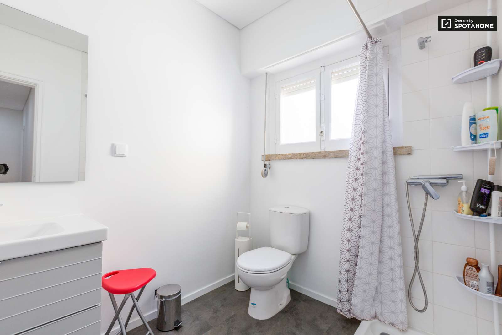 ROOM NEXT TO THE BEACH, CAPARICA, LISBON