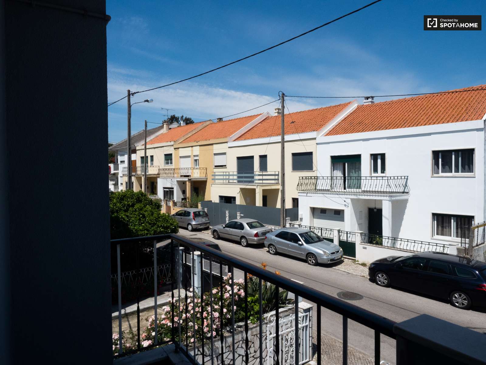 Single Bed in Rooms for rent in spacious 4-bedroom apartment in Corroios