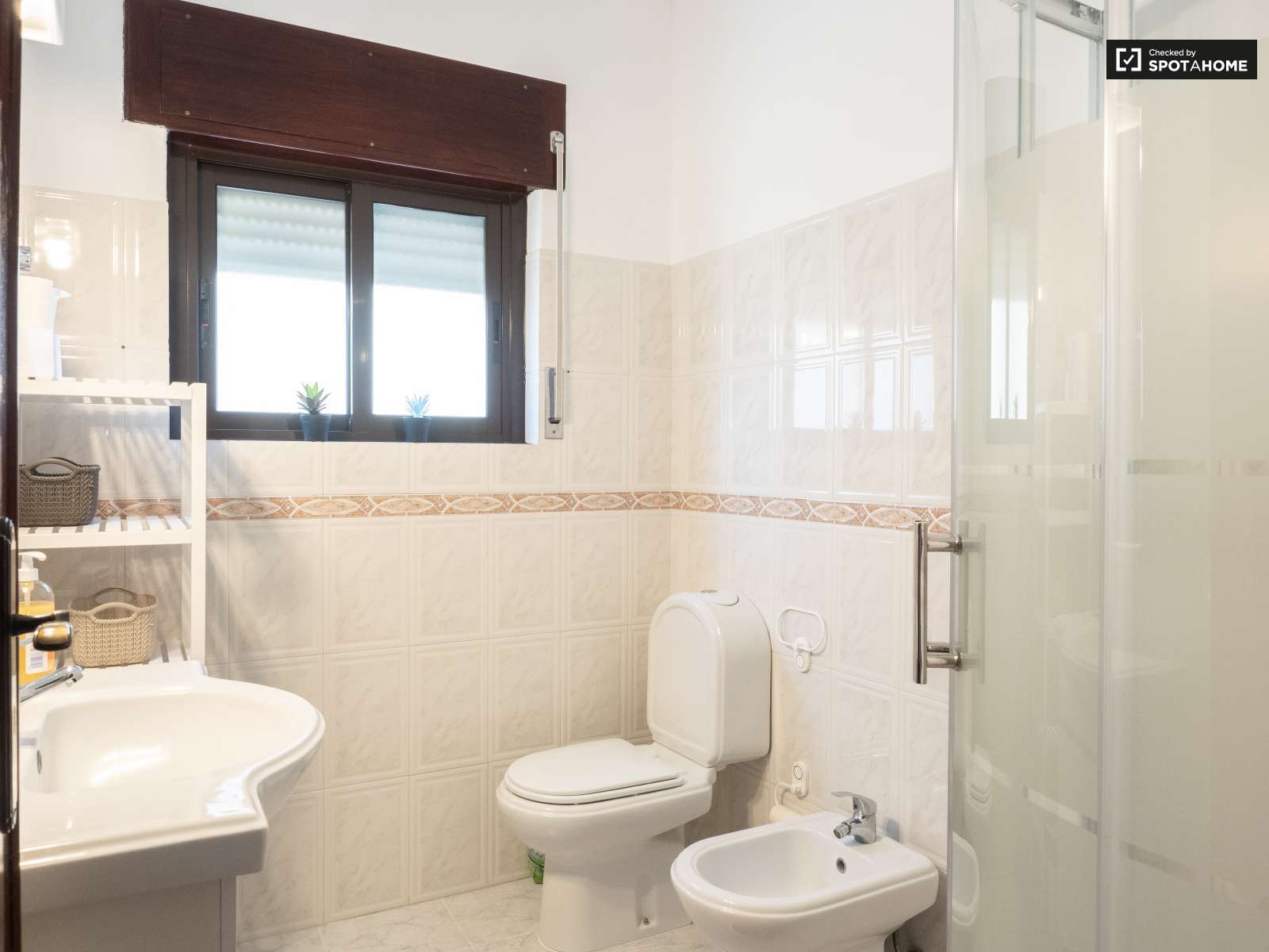 Single Bed in Rooms for rent in spacious 4-bedroom apartment in Corroios