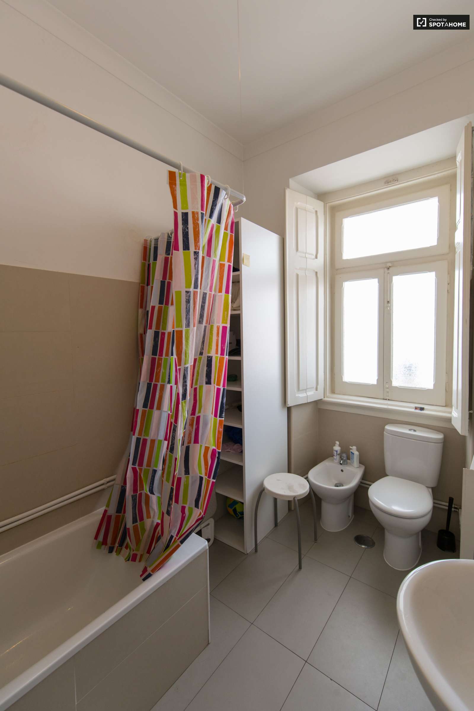 Double bed in Rooms for rent in modern 7-bedroom apartment in Avenidas Novas