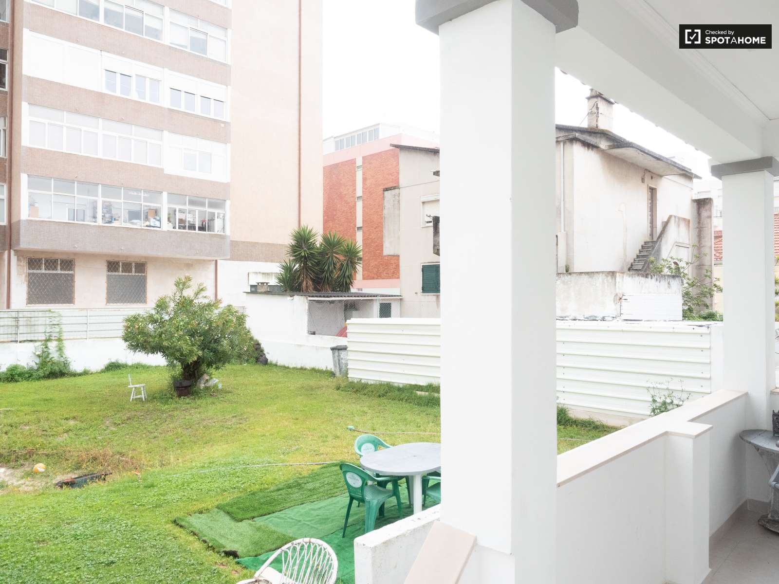 Double bed in Rooms to rent in spacious 6-bedroom house in Caparica, Lisbon