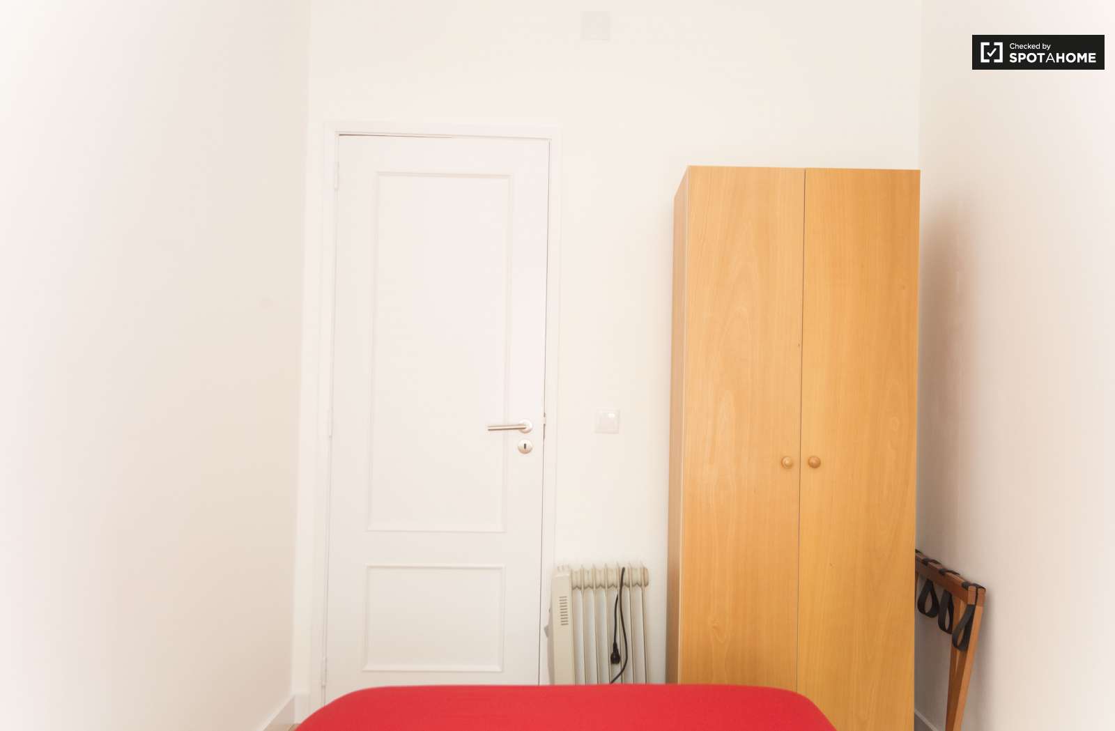 Single Bed in Bright rooms for rent in 4-bedroom apartment in Benfica