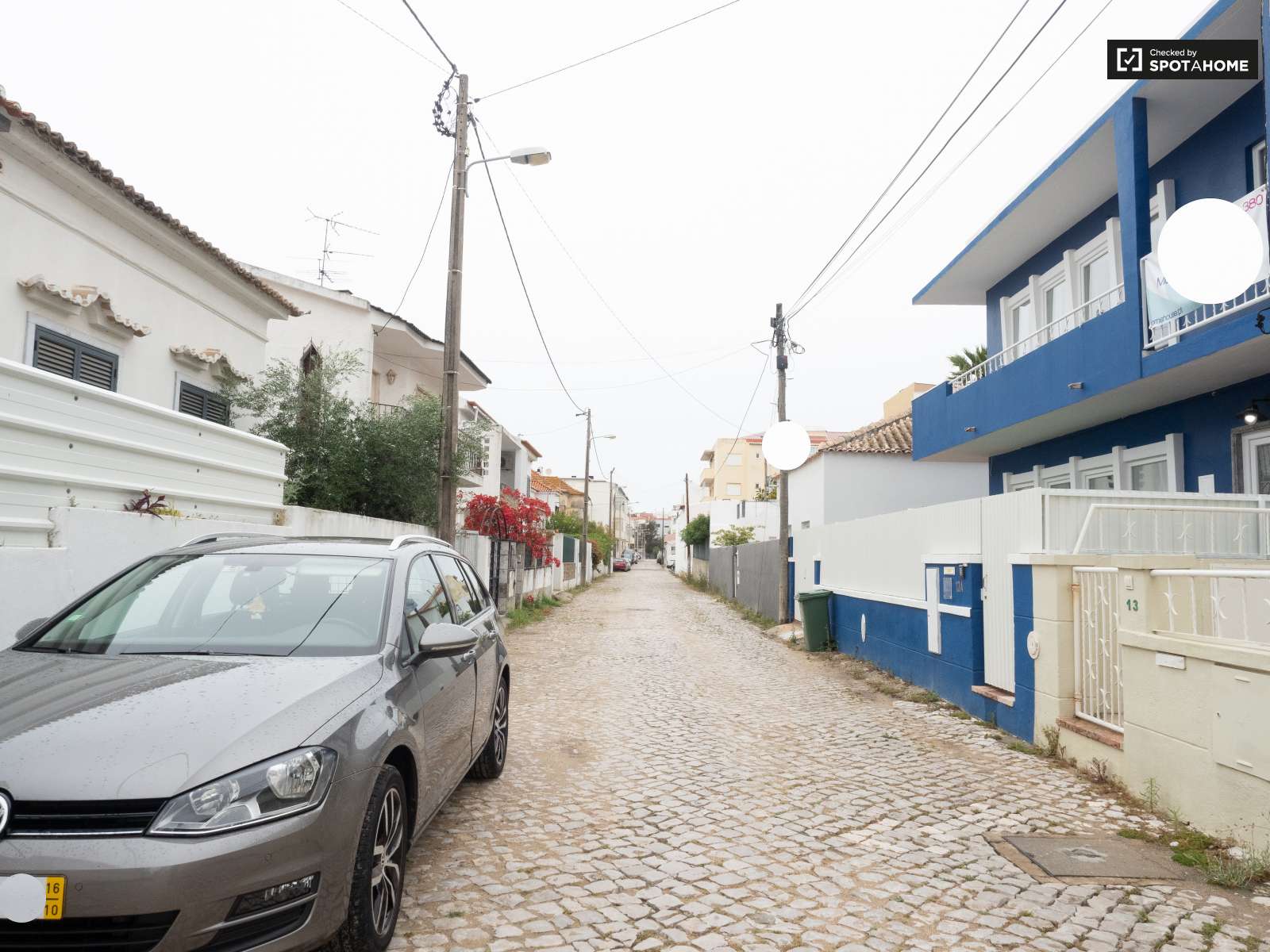 Double bed in Rooms to rent in spacious 6-bedroom house in Caparica, Lisbon