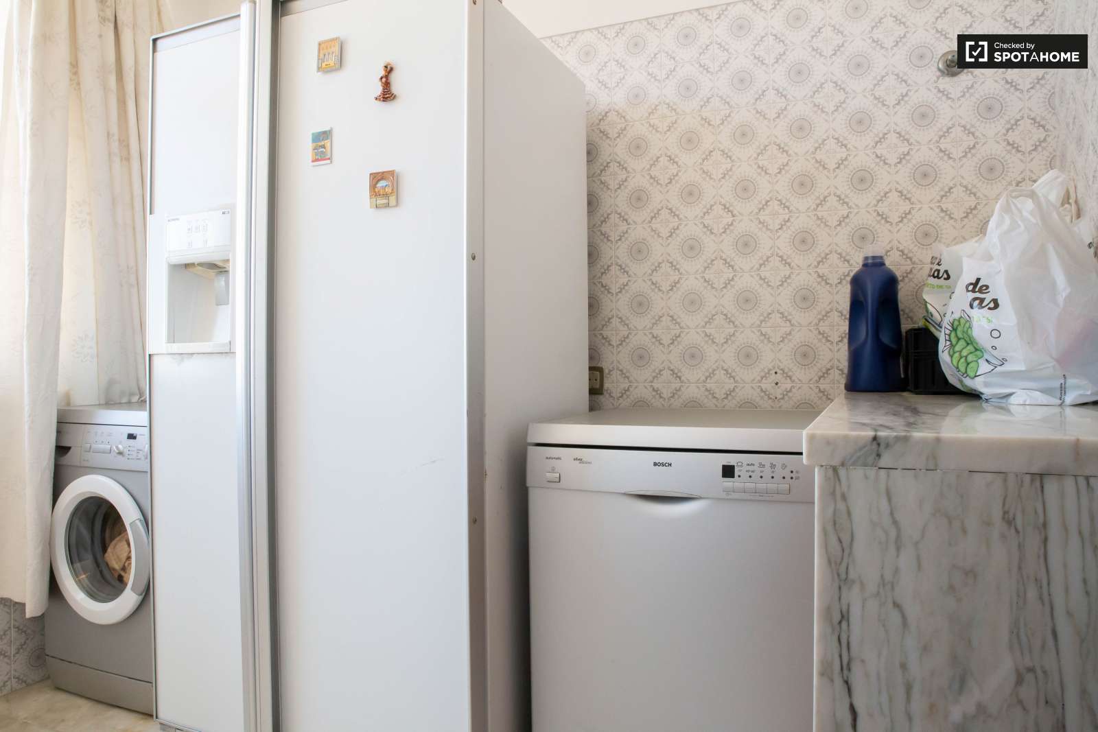 Double bed in Rooms for rent in charming 5-bedroom house in Estoril