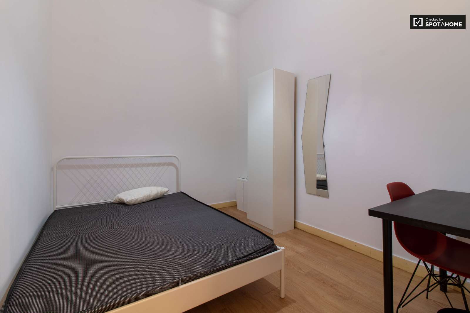 Double bed in Rooms to rent in 8-bedroom apartment near Instituto Superior Técnico in Arroios