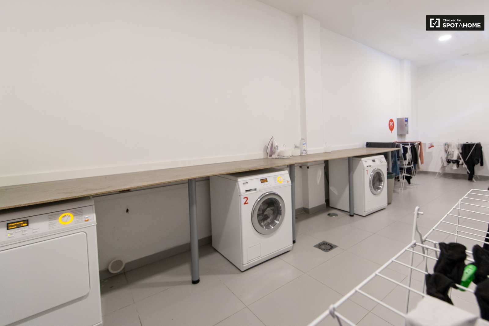 Double bed in En-suite rooms for rent in large residence in Alvalade