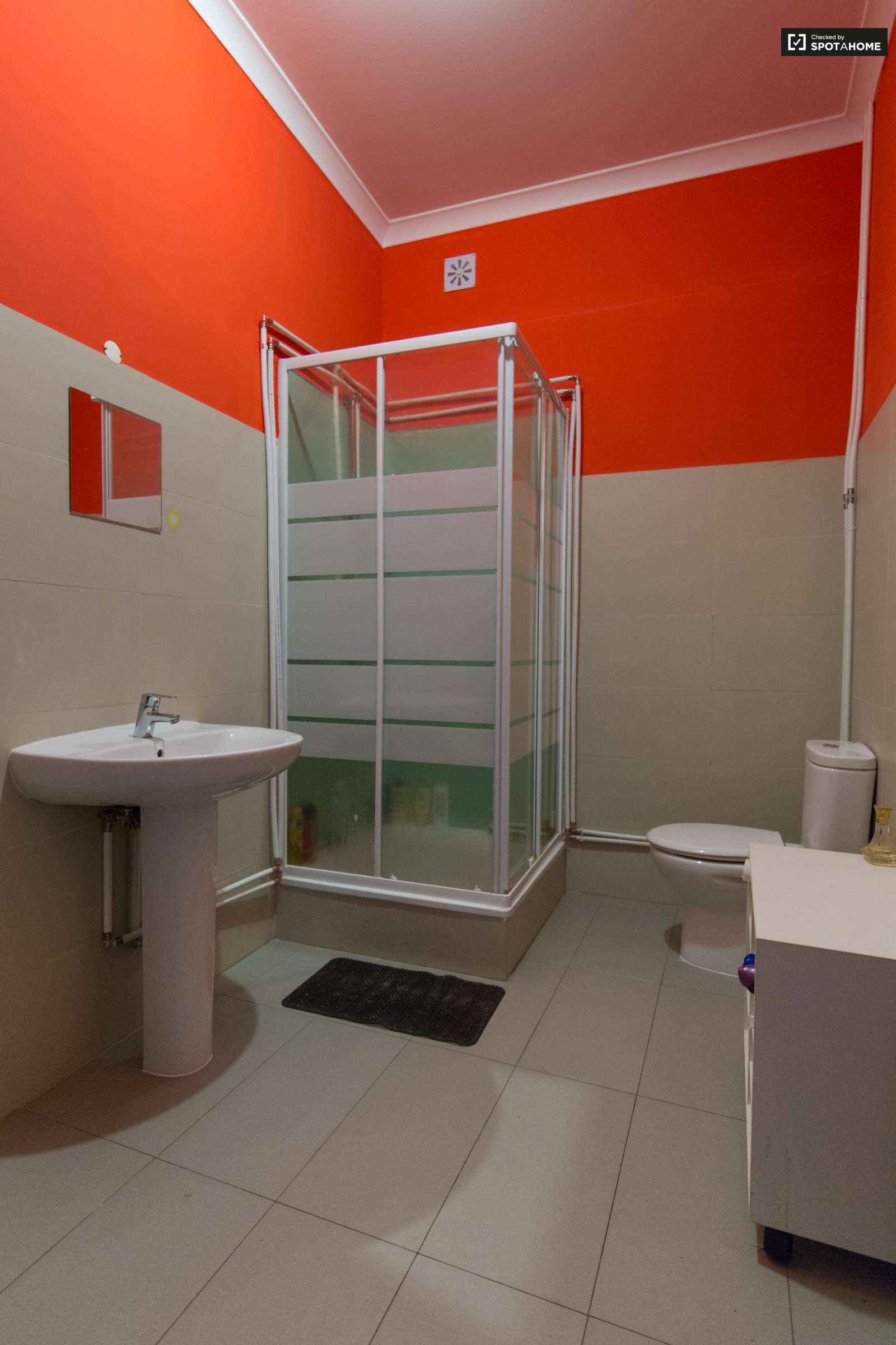 Double bed in Rooms for rent in modern 7-bedroom apartment in Avenidas Novas