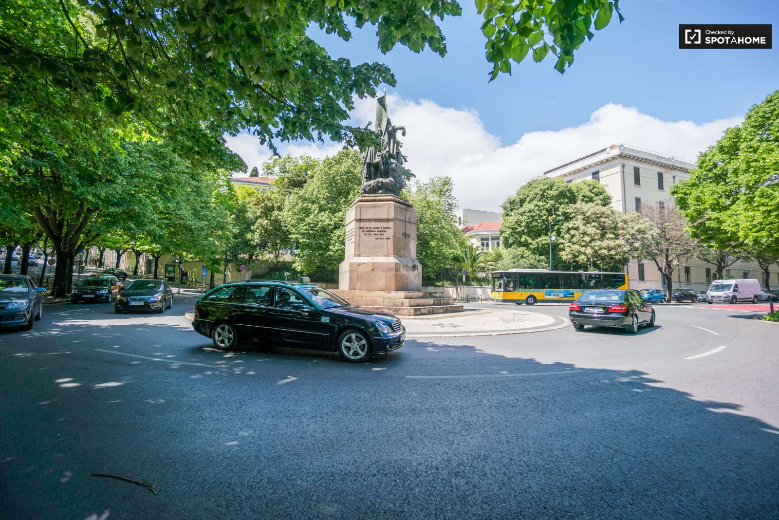 Double bed in Cozy rooms for rent in flatshare in Campo de Ourique