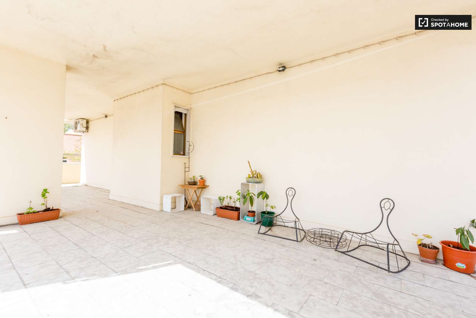 Single Bed in Room for rent in bright 2-bedroom apartment in São Jõao