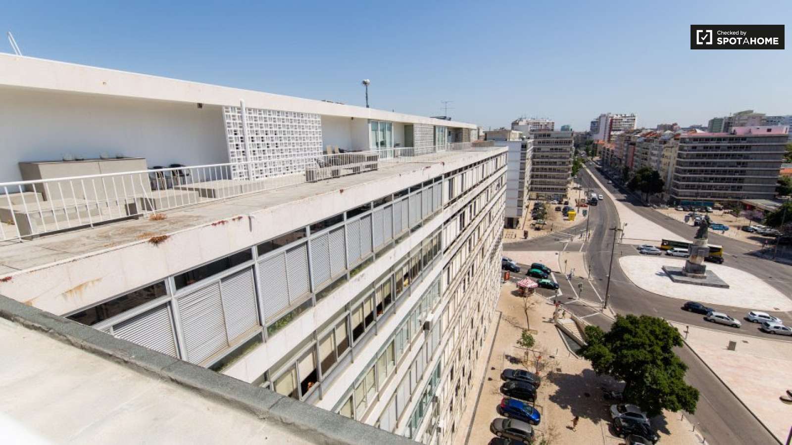 Double bed in Rooms for rent in 5-bedroom apartment near National Library of Portugal in Alvalade