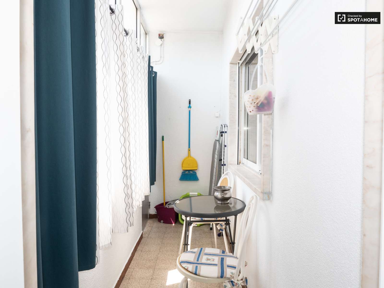 Single Bed in Rooms for rent in spacious 4-bedroom apartment in Corroios