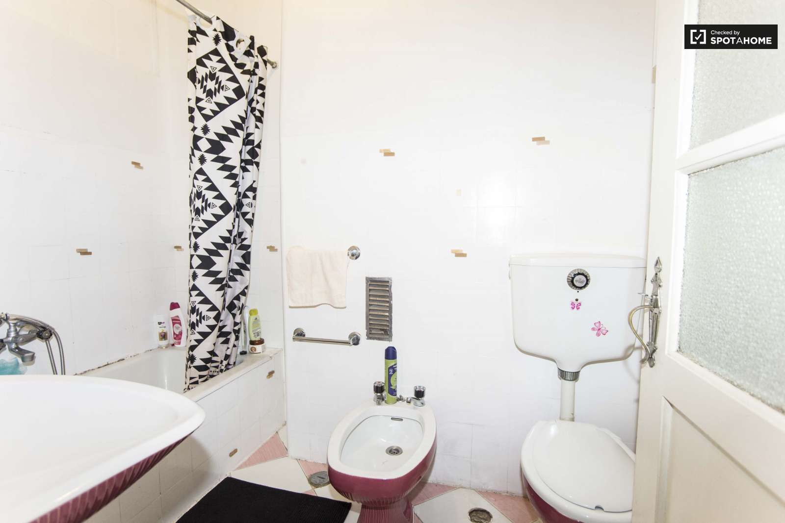 New Large sunny room central Lisbon 1km IST