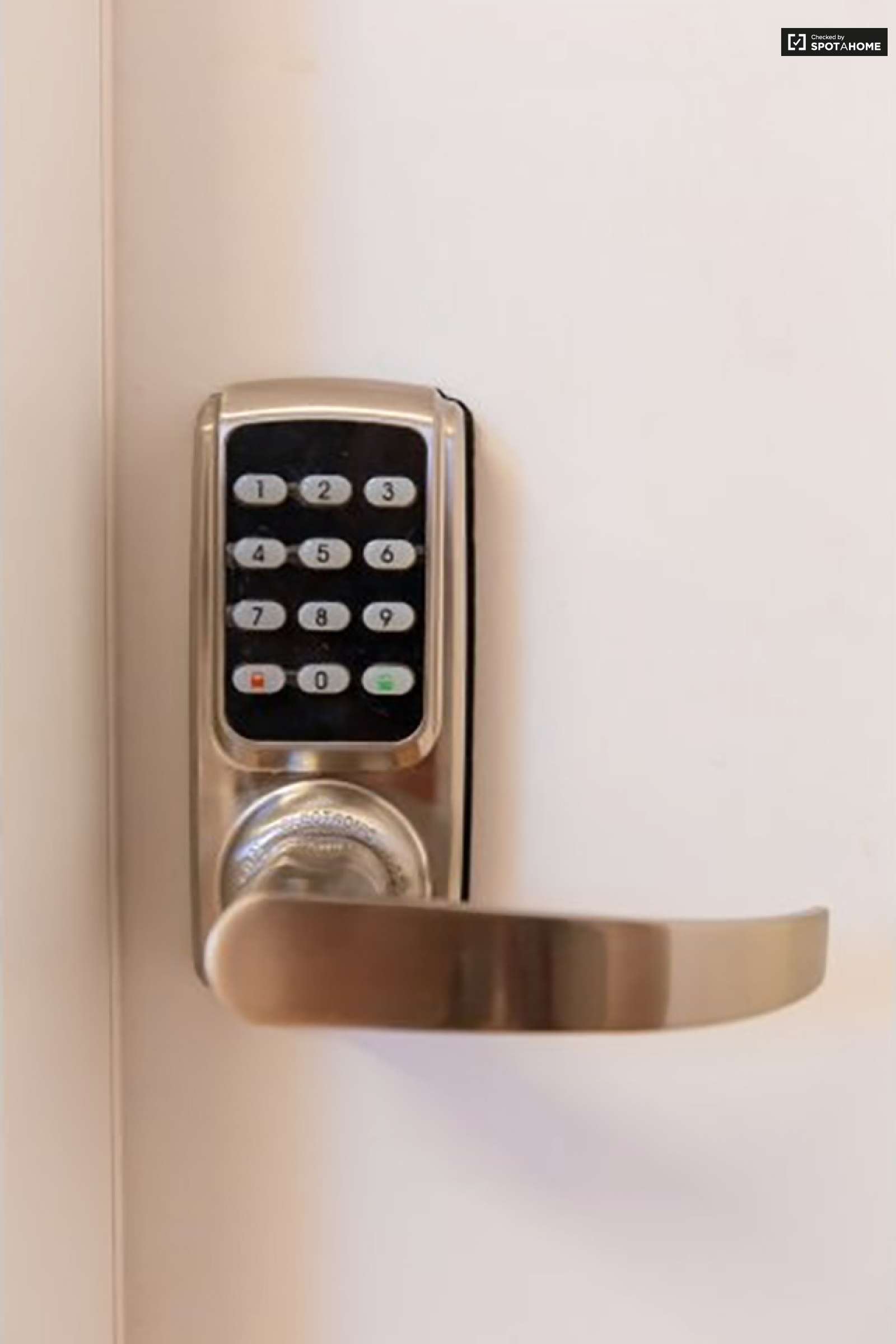 Double bed in Rooms for rent in 5-bedroom apartment near National Library of Portugal in Alvalade