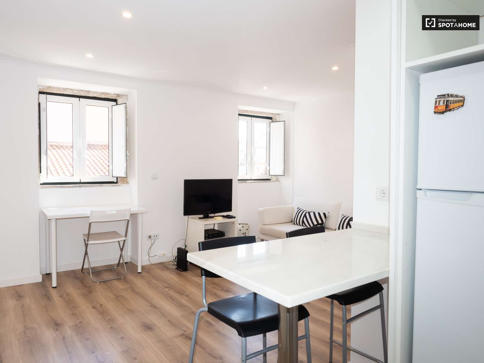 Bright studio apartment for rent in Ajuda