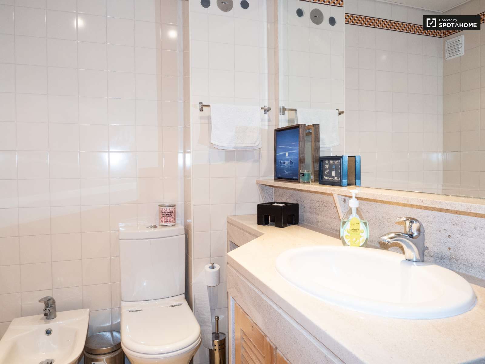 Single Bed in Sunny rooms for rent in flatshare near beach in Costa da Caparica