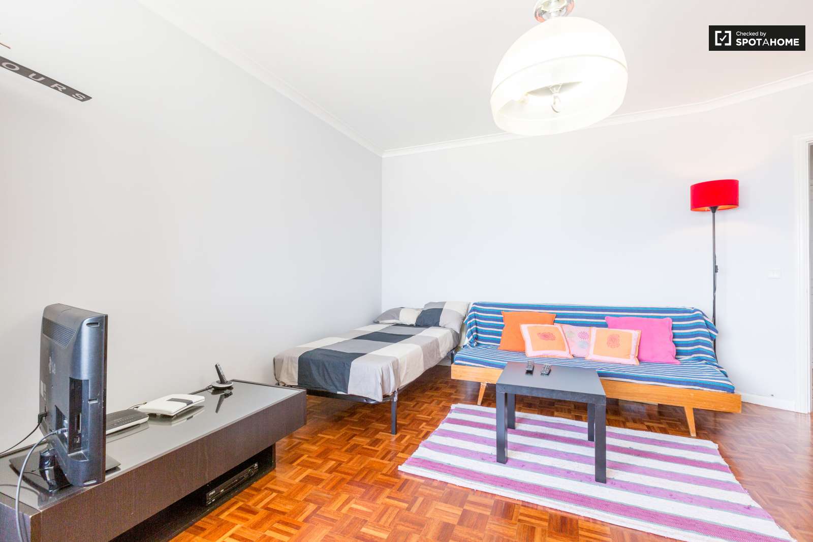 Single Bed in Room for rent in bright 2-bedroom apartment in São Jõao