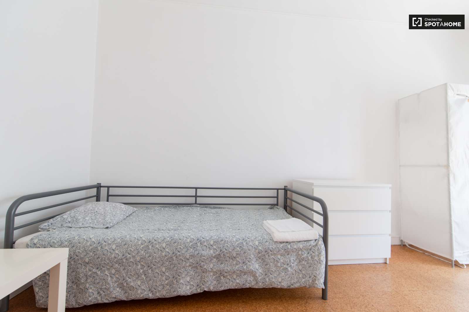 Single Bed in Furnished rooms for rent in super cool shared students residence in Avenidas Nova