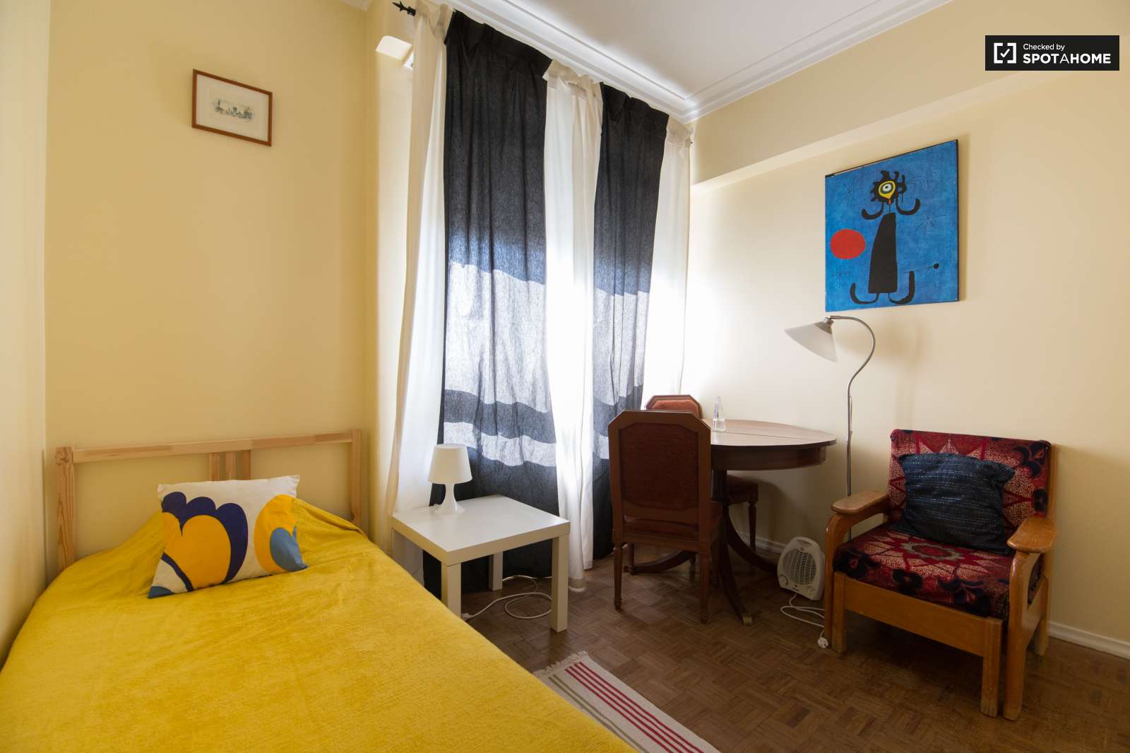 Single Bed in Rooms for rent in 3-bedroom apartment with AC in Portela