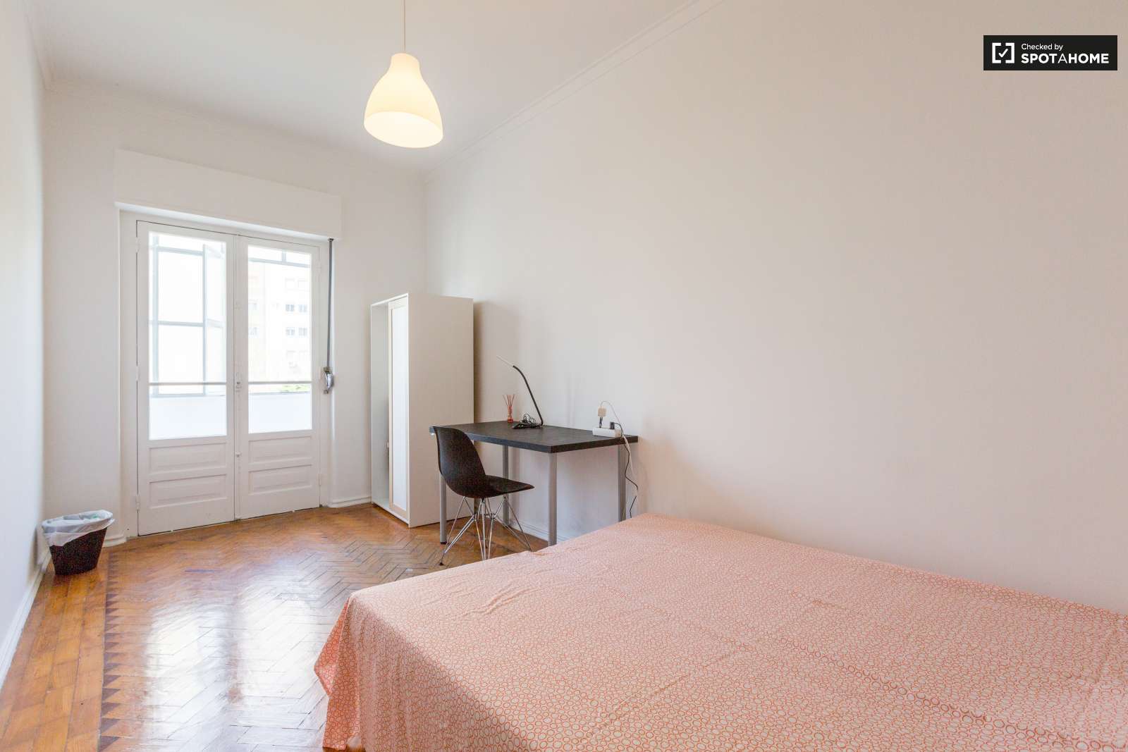 Large and Sunny Room for Rent in Olaias, Lisbon