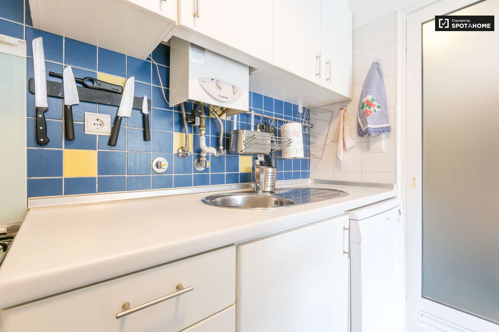 Delightful 1-bedroom apartment with parking garage for rent in Graça e São Vicente