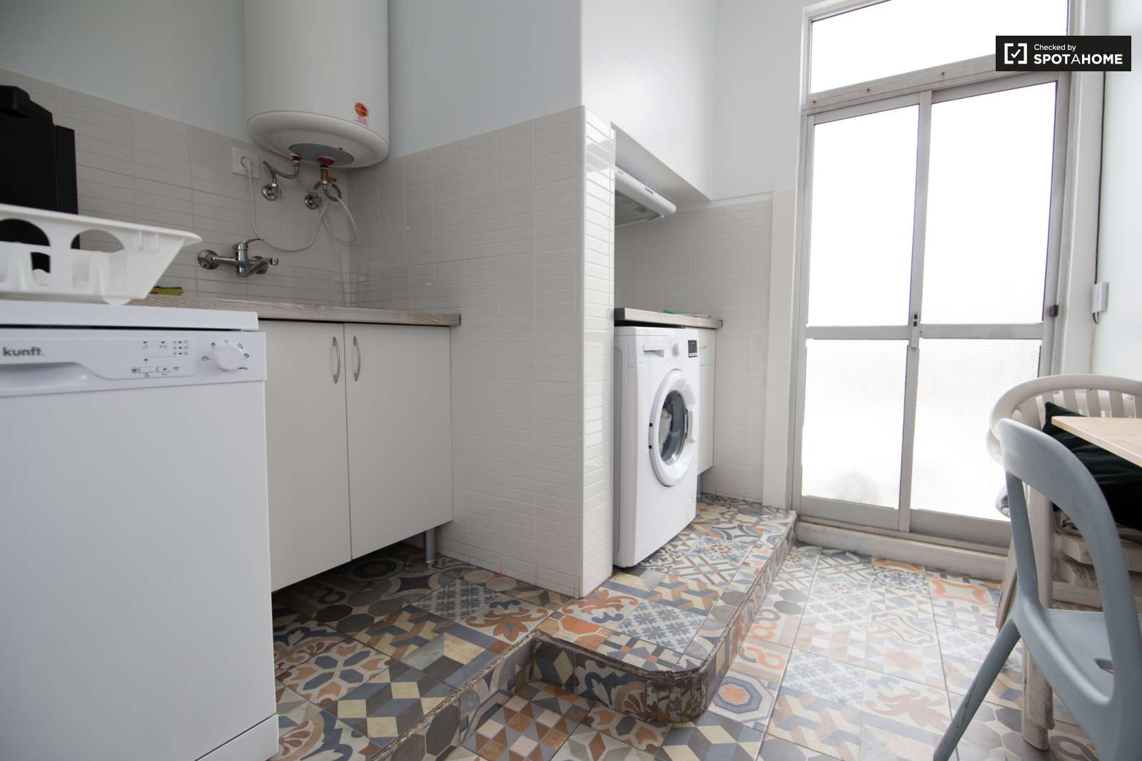 Single Bed in Rooms for rent in 6-bedroom apartment in Alcântara