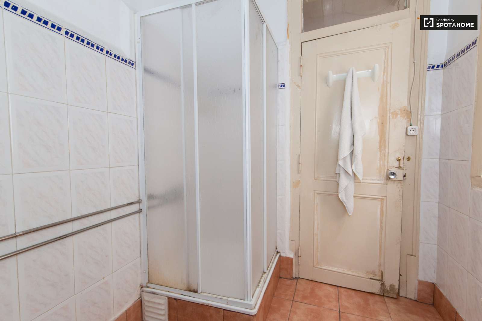 Large and Sunny Room for Rent Condominium in Lisbon