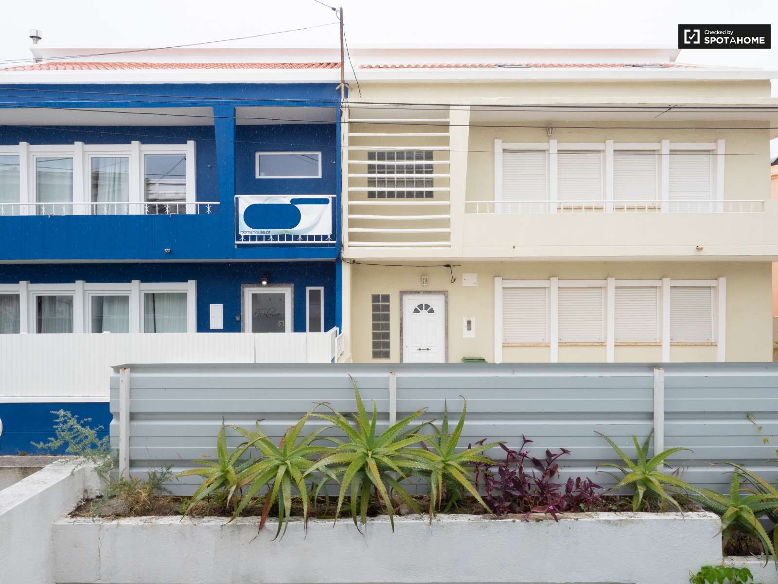 Double bed in Rooms to rent in spacious 6-bedroom house in Caparica, Lisbon