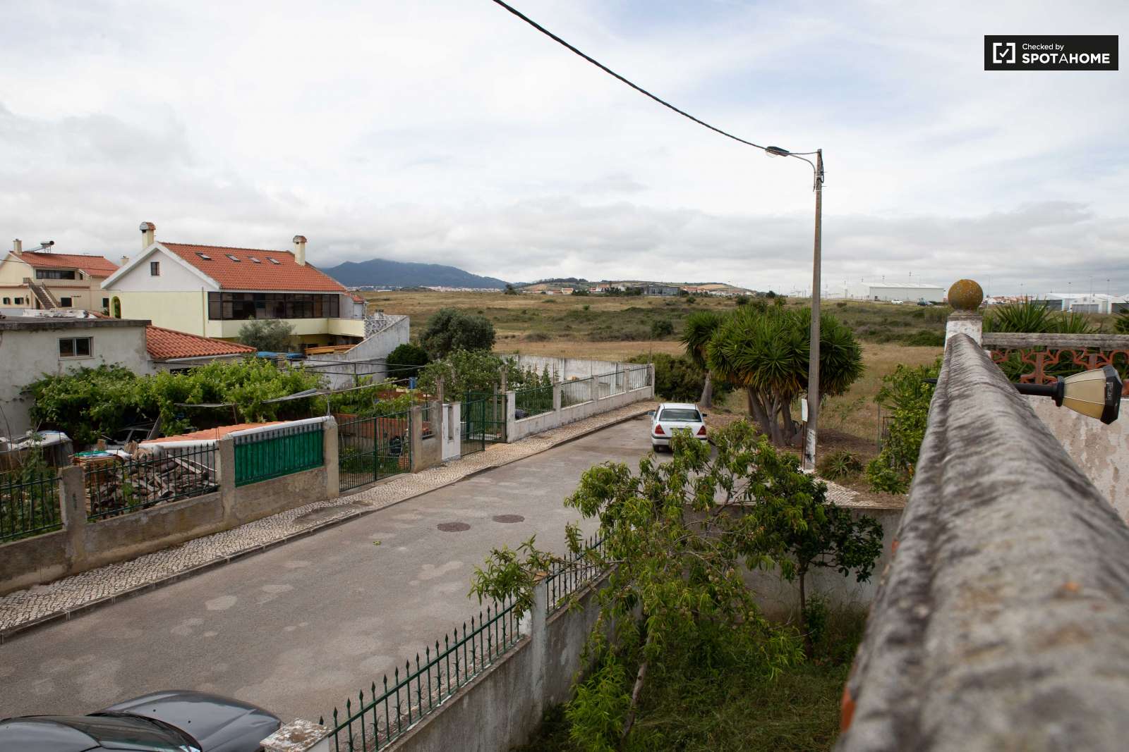 Double bed in Spacious rooms for rent in 5-bedroom house in Sao Domingos de Rana