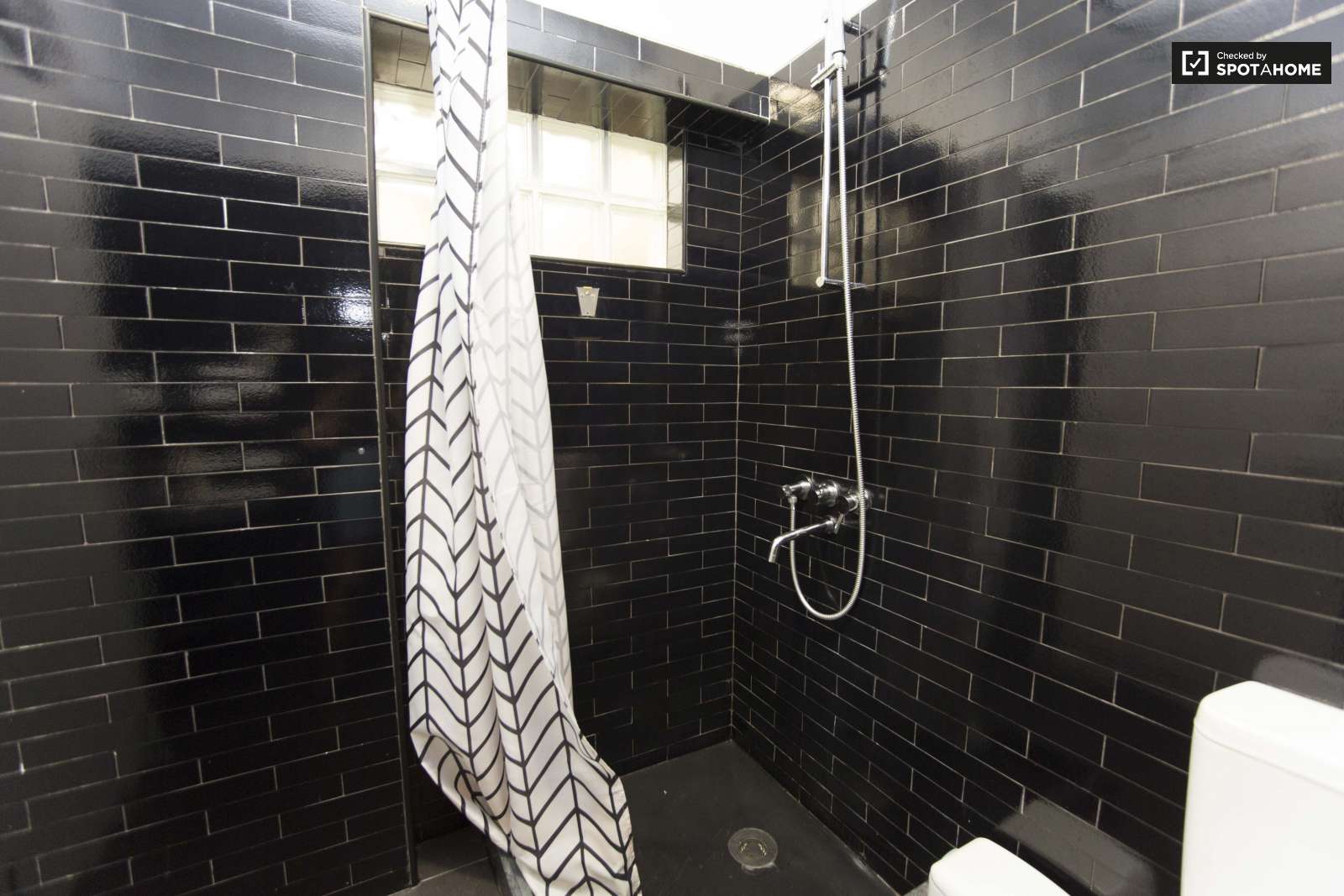 Minimalist 1-bedroom apartment for rent close to the botanical garden in Ajuda