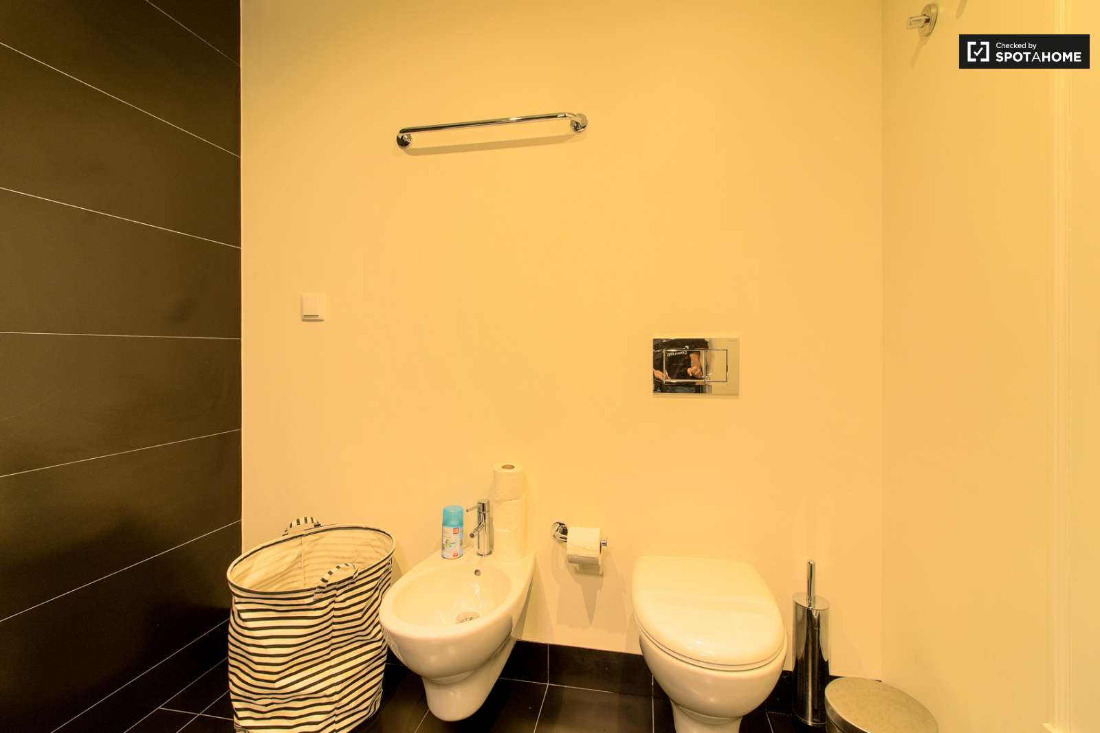 Sleek 2-bedroom apartment with balconies and AC for rent in Cais do Sodré