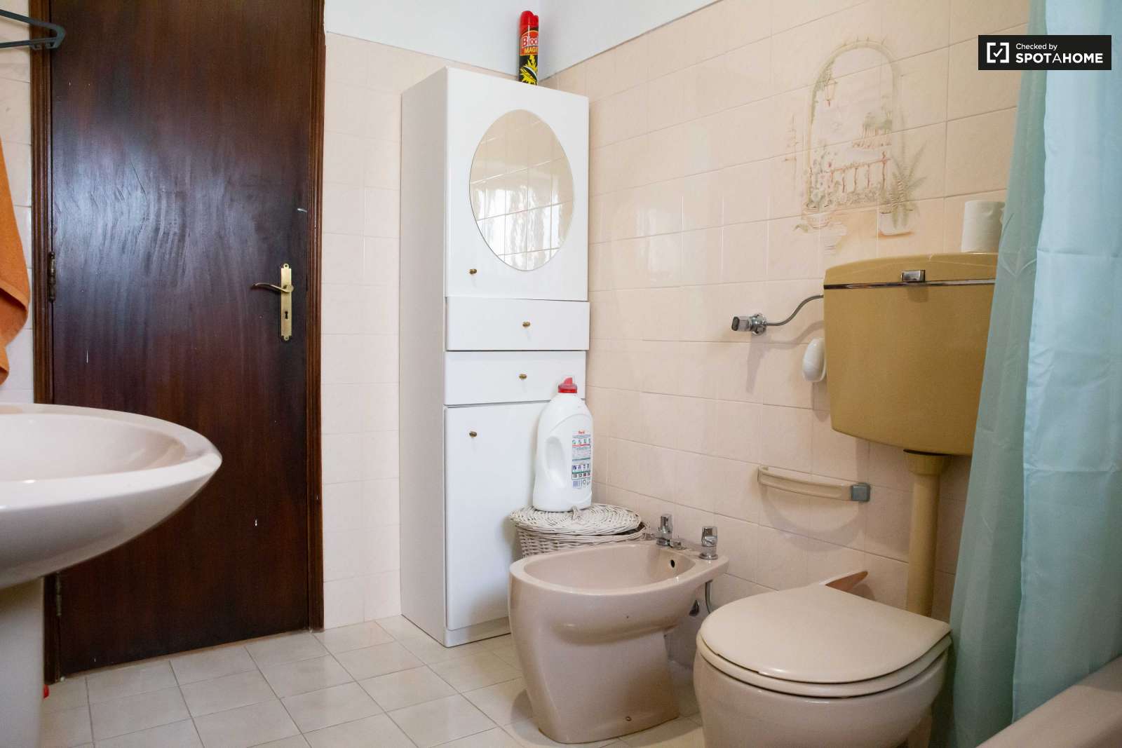 Double bed in Spacious rooms for rent in 5-bedroom house in Sao Domingos de Rana