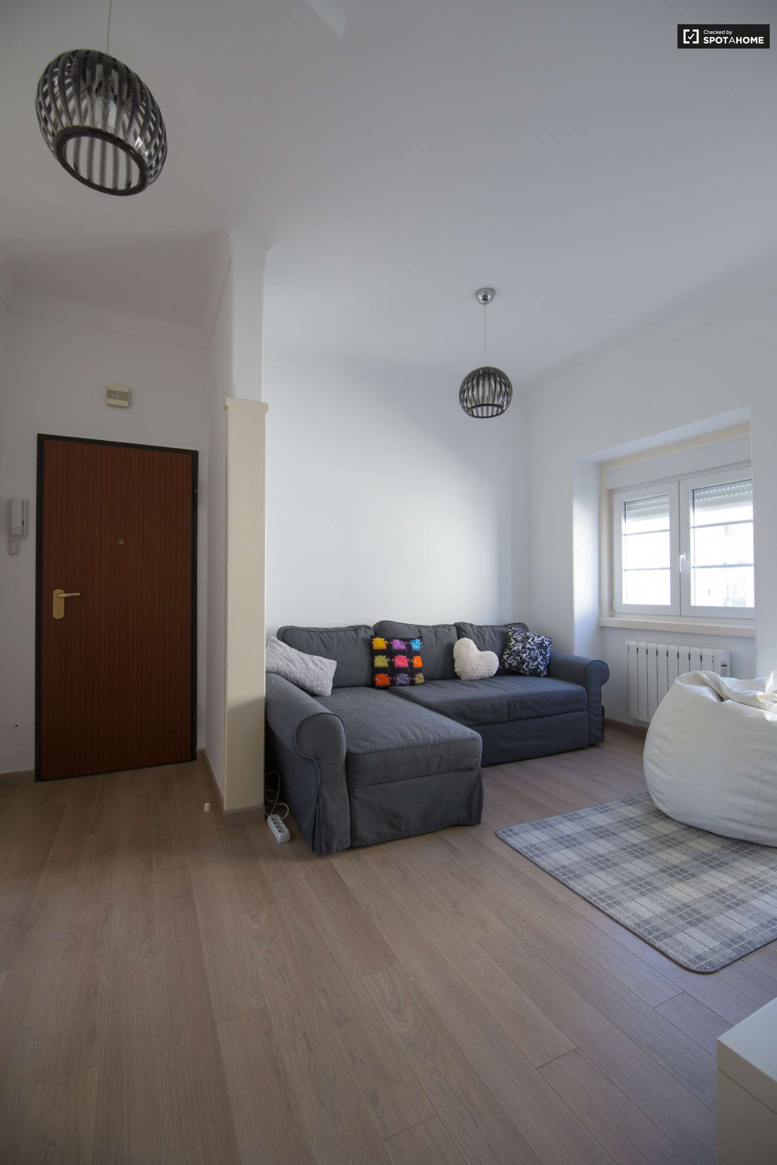 Large and Sunny Room for Rent in Olaias, Lisbon