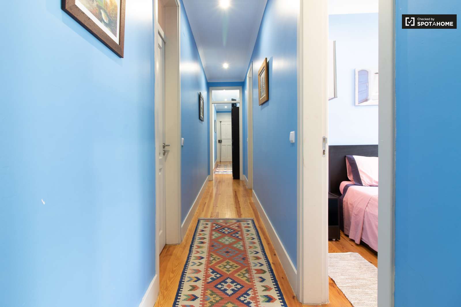 Double bed in Rooms for rent in sunny 5-bedroom apartment with AC in authentic Arroios