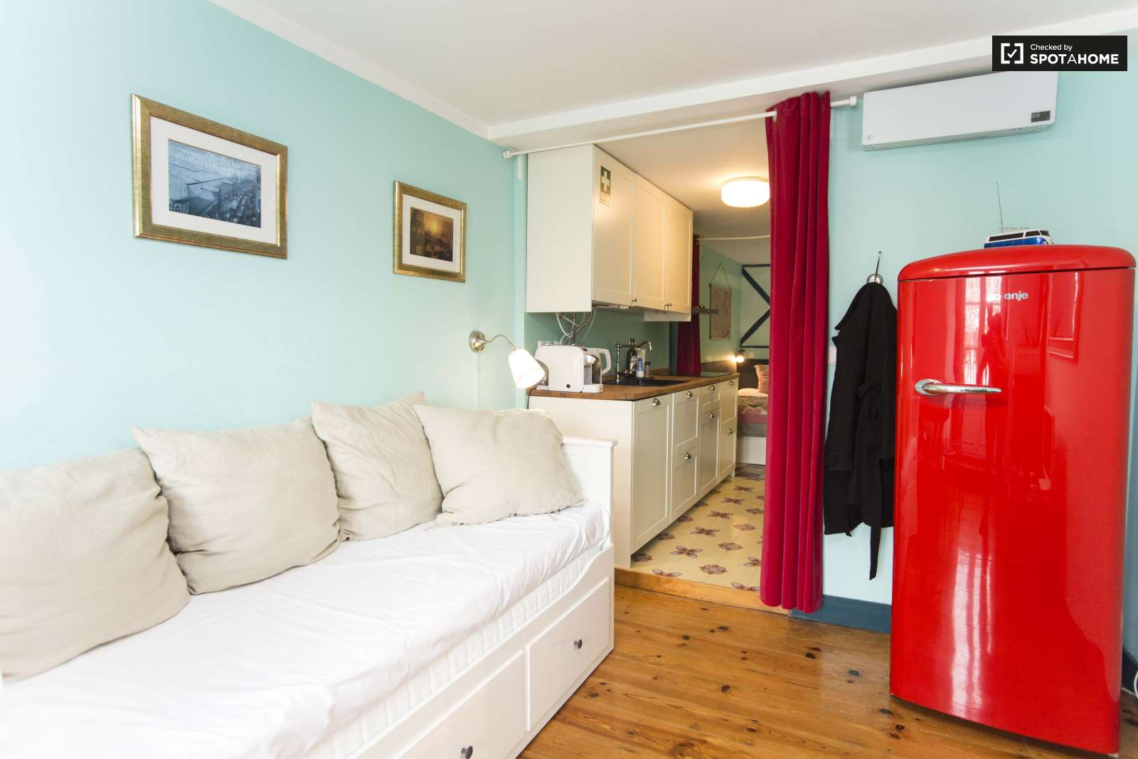 Bright studio apartment for rent close to Carmo Convent in Arroios