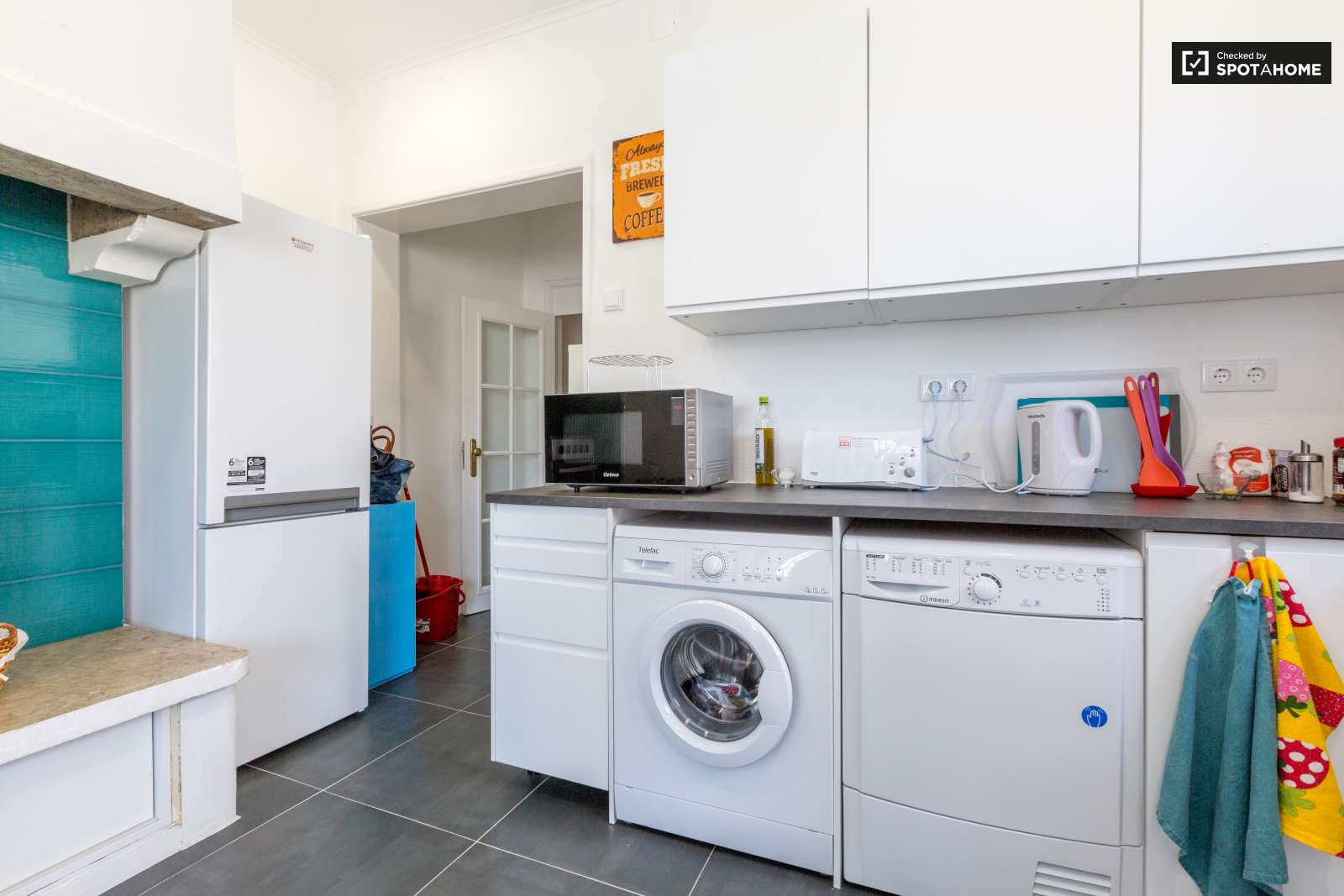 Double bed in Rooms for rent in beautiful 6-bedroom apartment near Roma-Areeiro train station