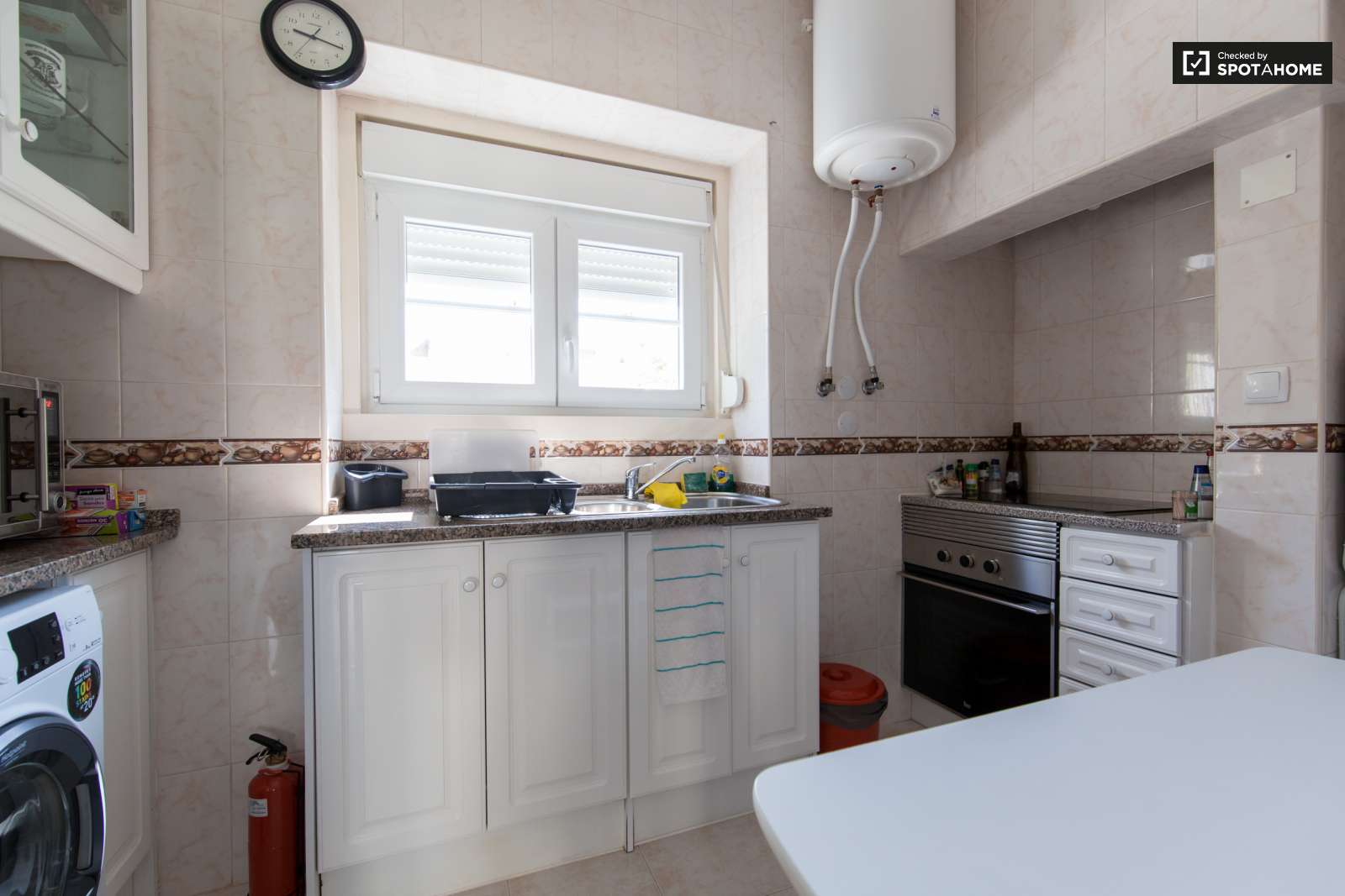 Large and Sunny Room for Rent in Olaias, Lisbon