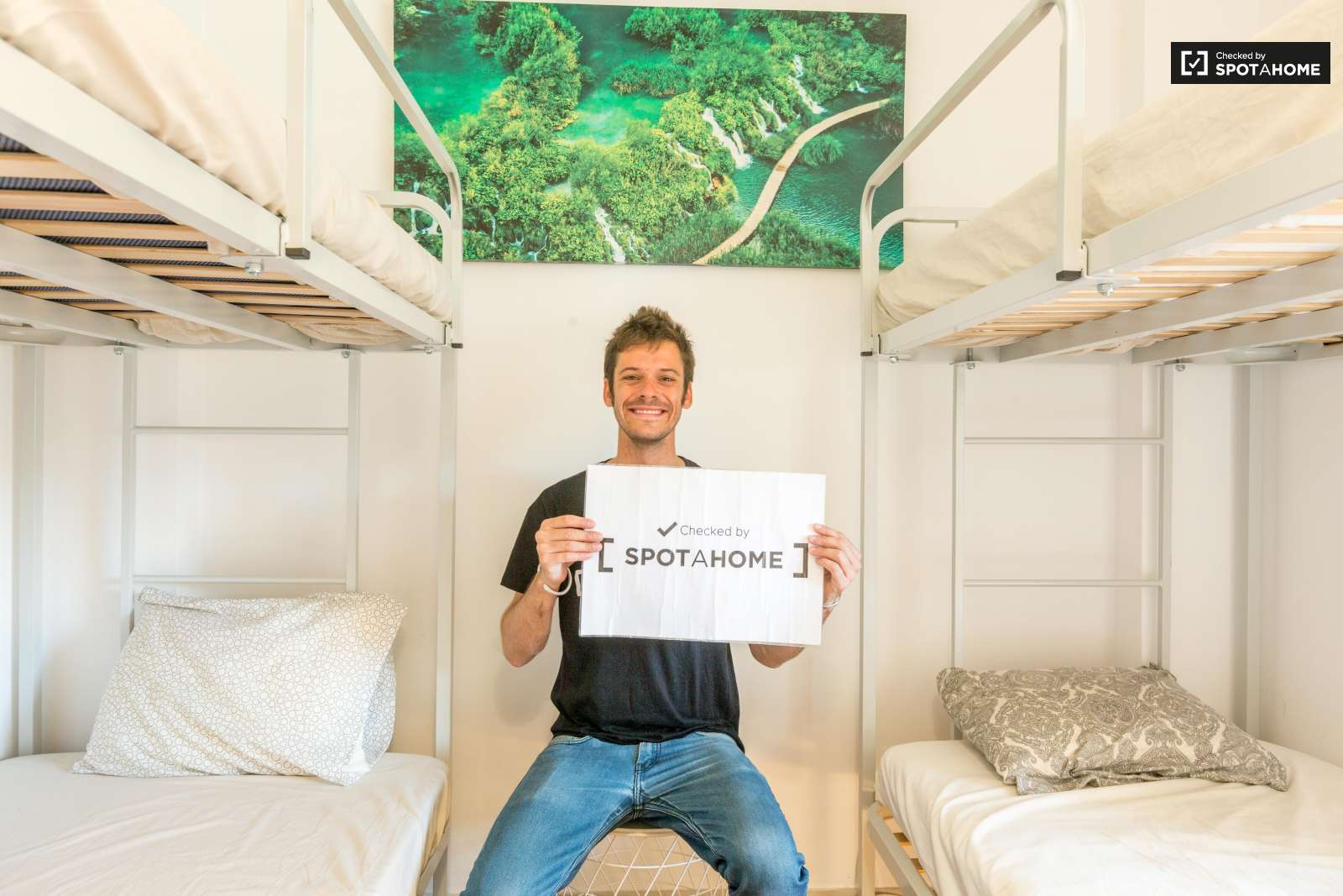 Single Bed in Rooms and beds to rent in 4-bedroom apartment near Bela Vista Park in Marvila