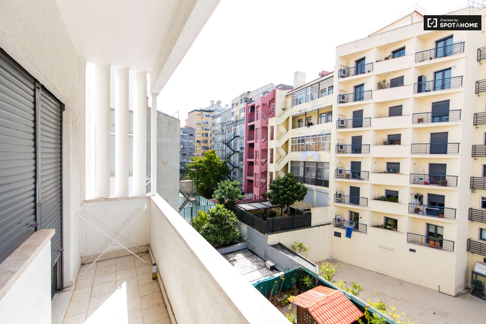 Single Bed in Furnished rooms for rent in super cool shared students residence in Avenidas Nova