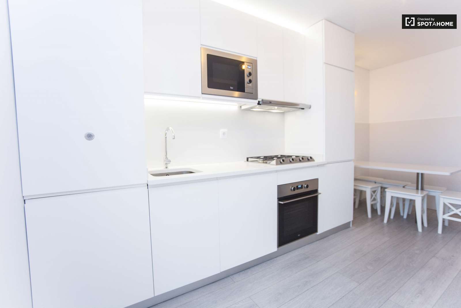 Chic 3-bedroom apartment for rent close to Feira da Ladra in Penha de França
