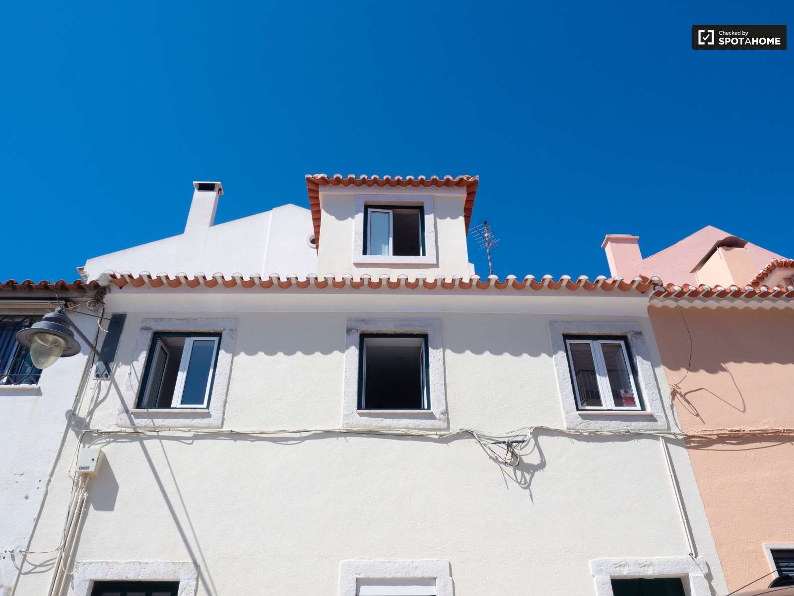 Bright studio apartment for rent in Ajuda