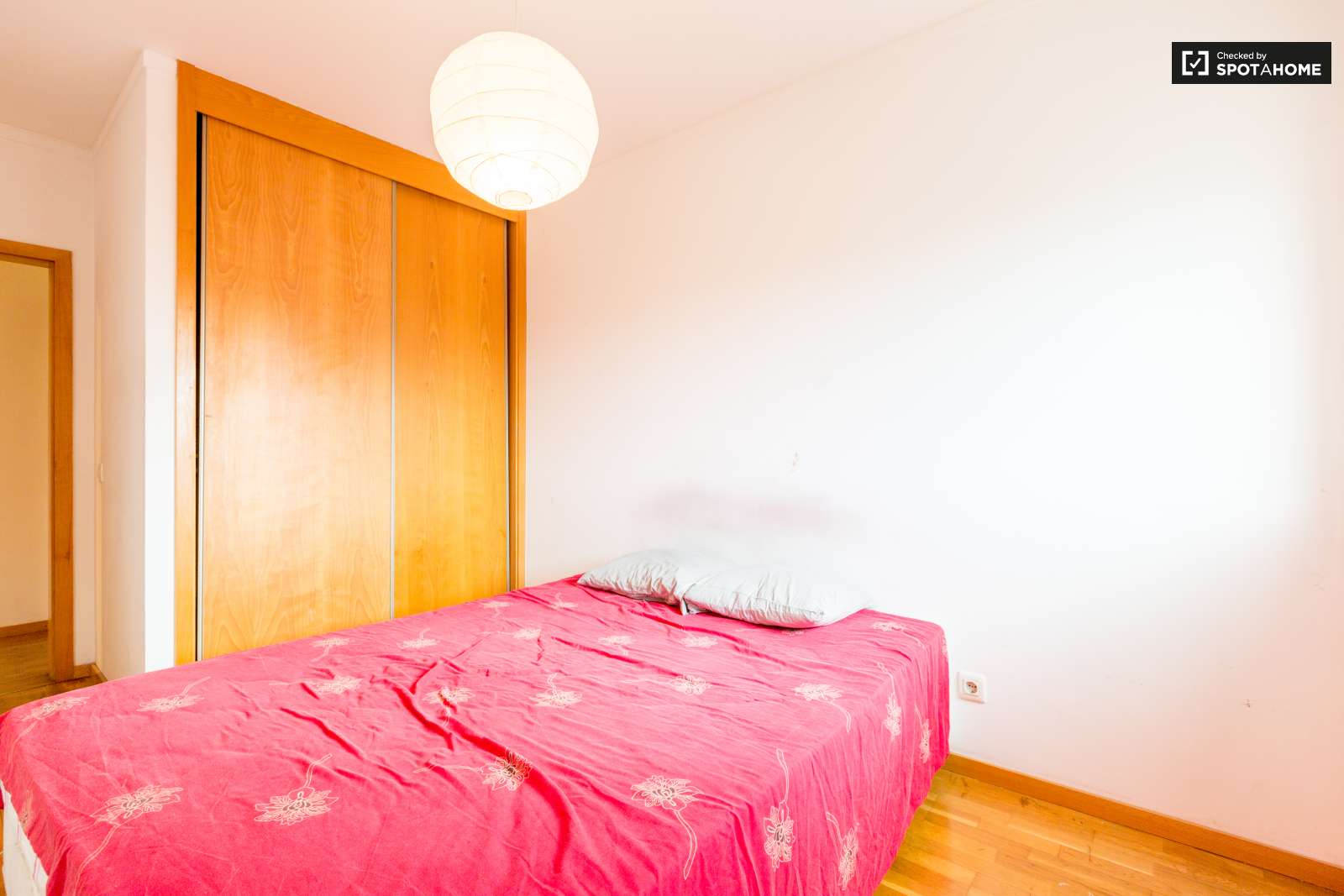 Double Bed in Rooms for rent in sunny 4-bedroom flat in Quinta dos Barros