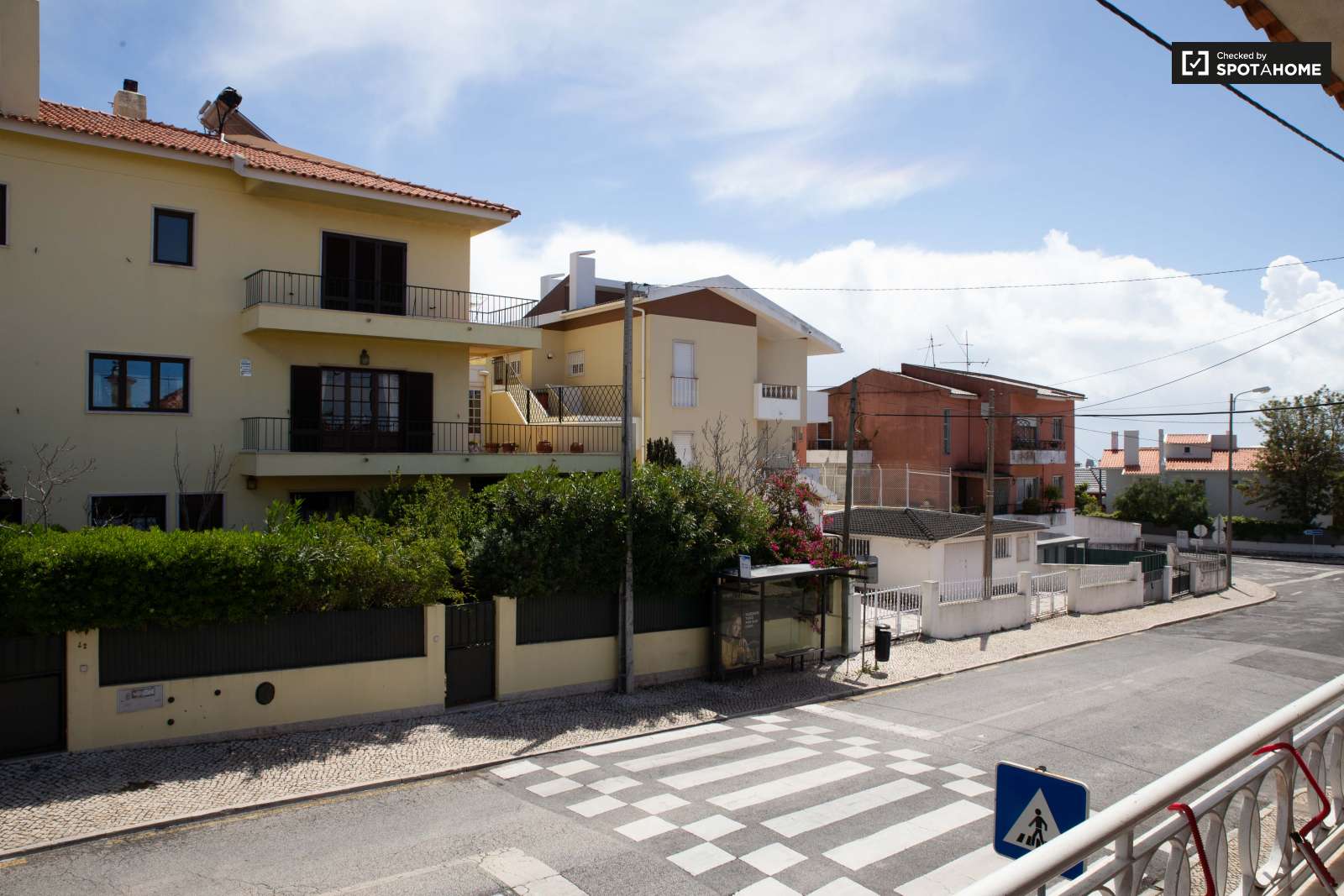 Double bed in Rooms for rent in charming 5-bedroom house in Estoril