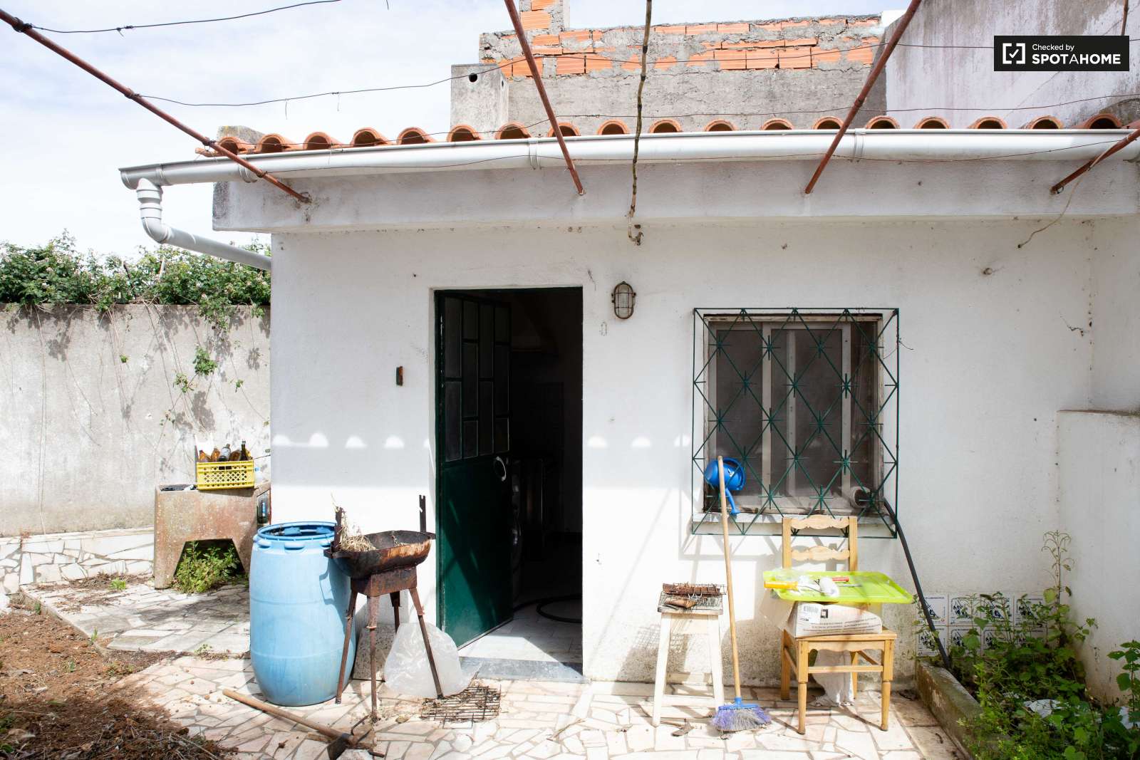 Double bed in Spacious rooms for rent in 5-bedroom house in Sao Domingos de Rana