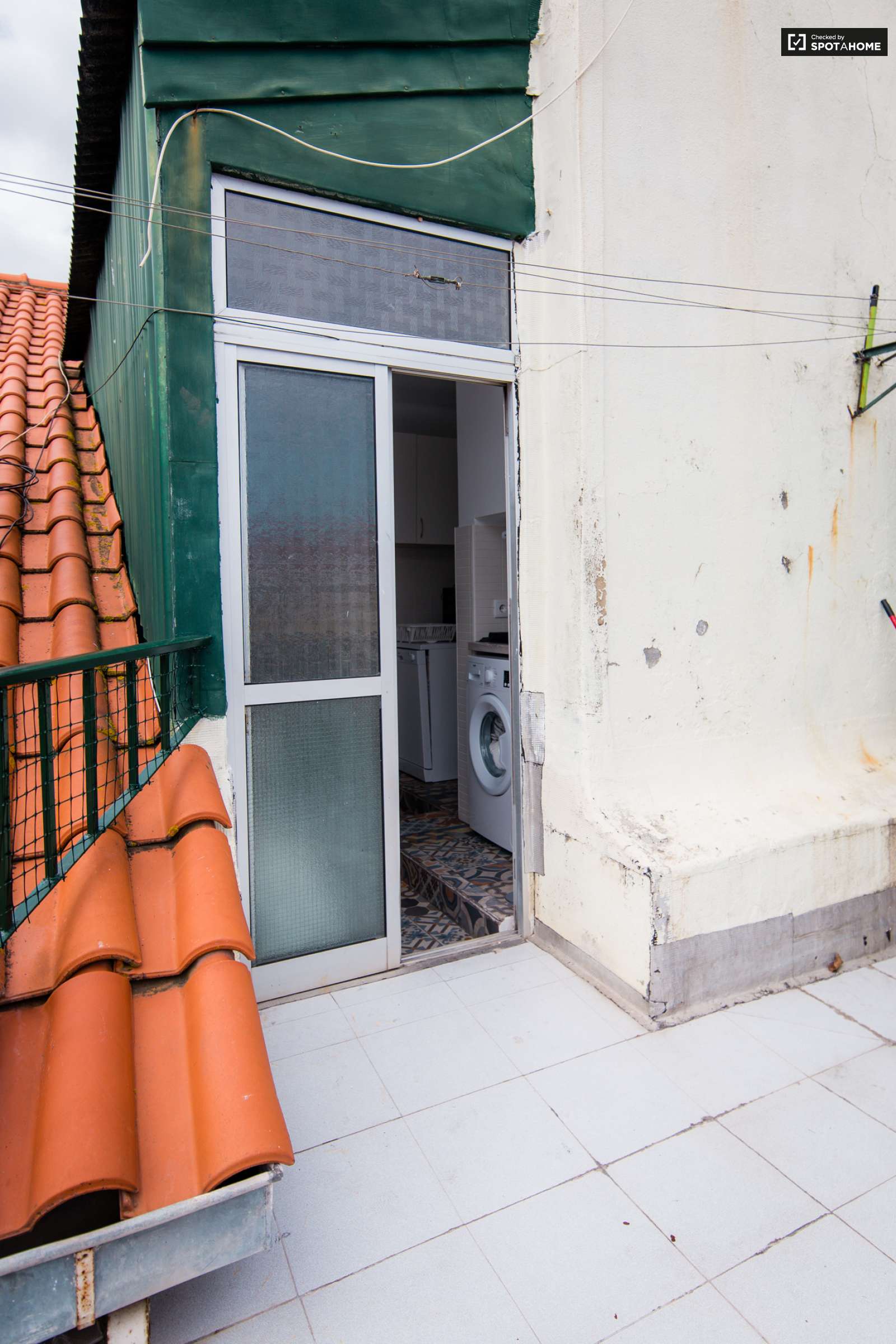 Single Bed in Rooms for rent in 6-bedroom apartment in Alcântara