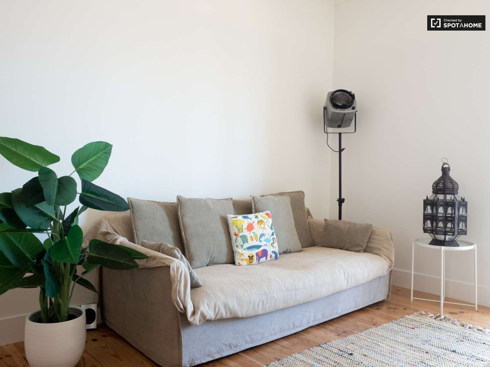 Chic 2-bedroom apartment for rent in Penha de França