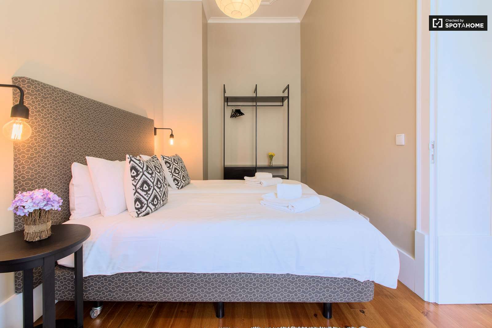 Sleek 2-bedroom apartment with balconies and AC for rent in Cais do Sodré