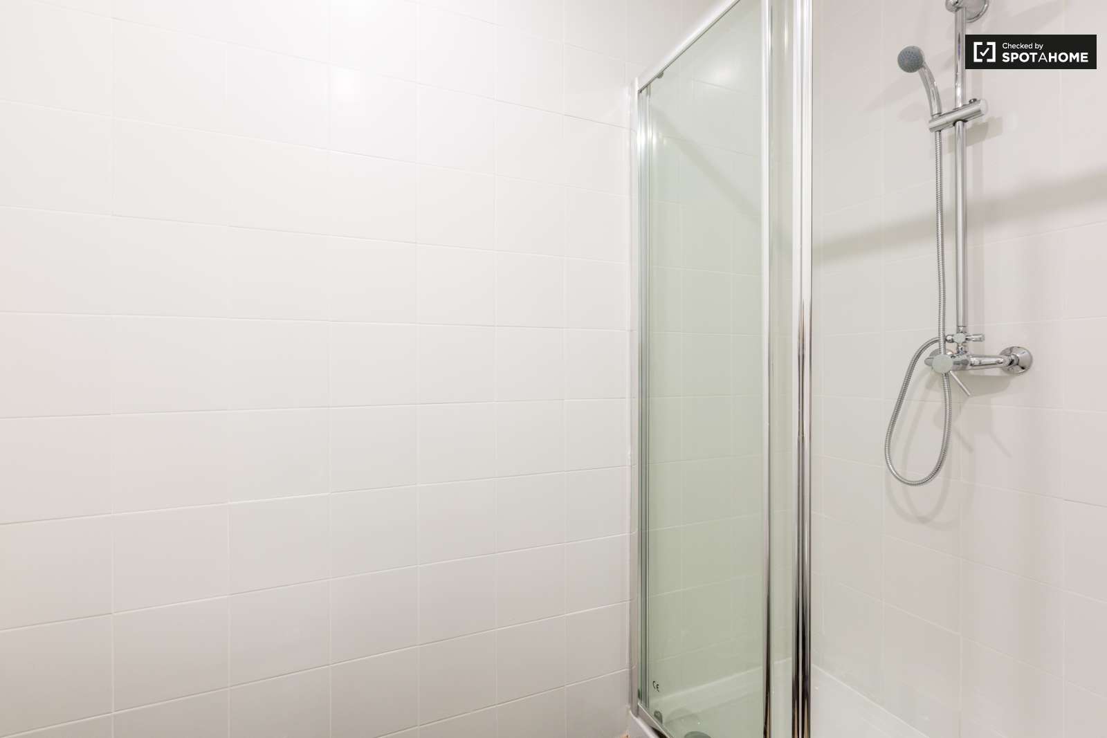 Quarto com casa banho privada para 2 pessoas. A 20 minutos da baixa da cidade.