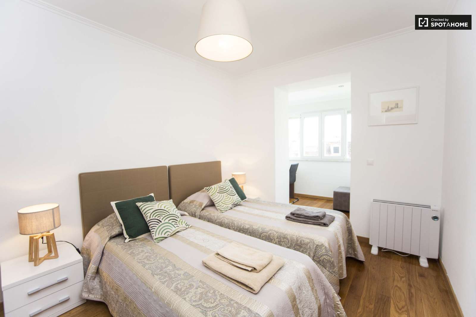 Twin Beds in Sunny rooms for rent in 4-bedroom apartment near school of engineering in Arroios