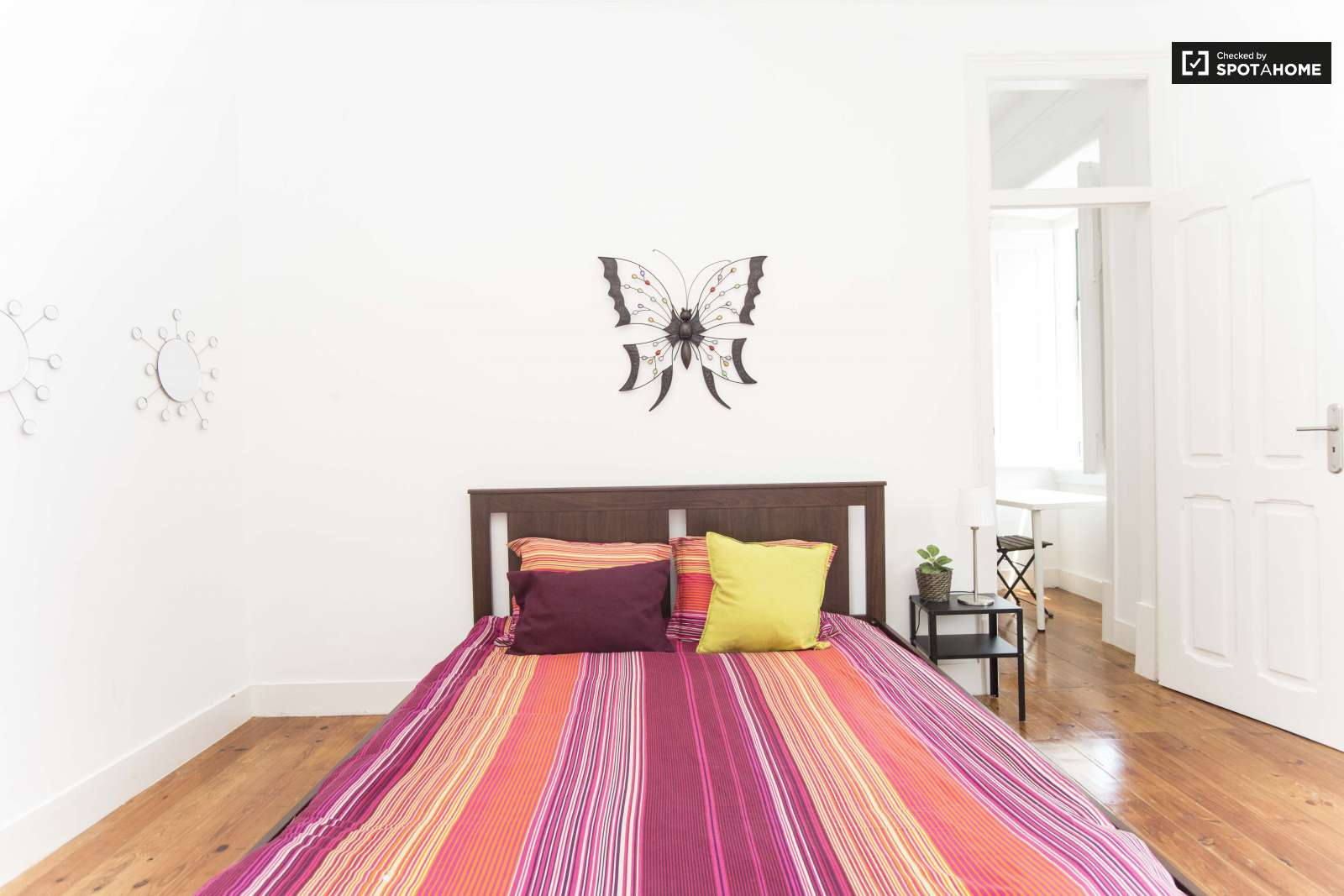 Double bed in Charming rooms for rent in modern 4-bedroom apartment in Alcântara