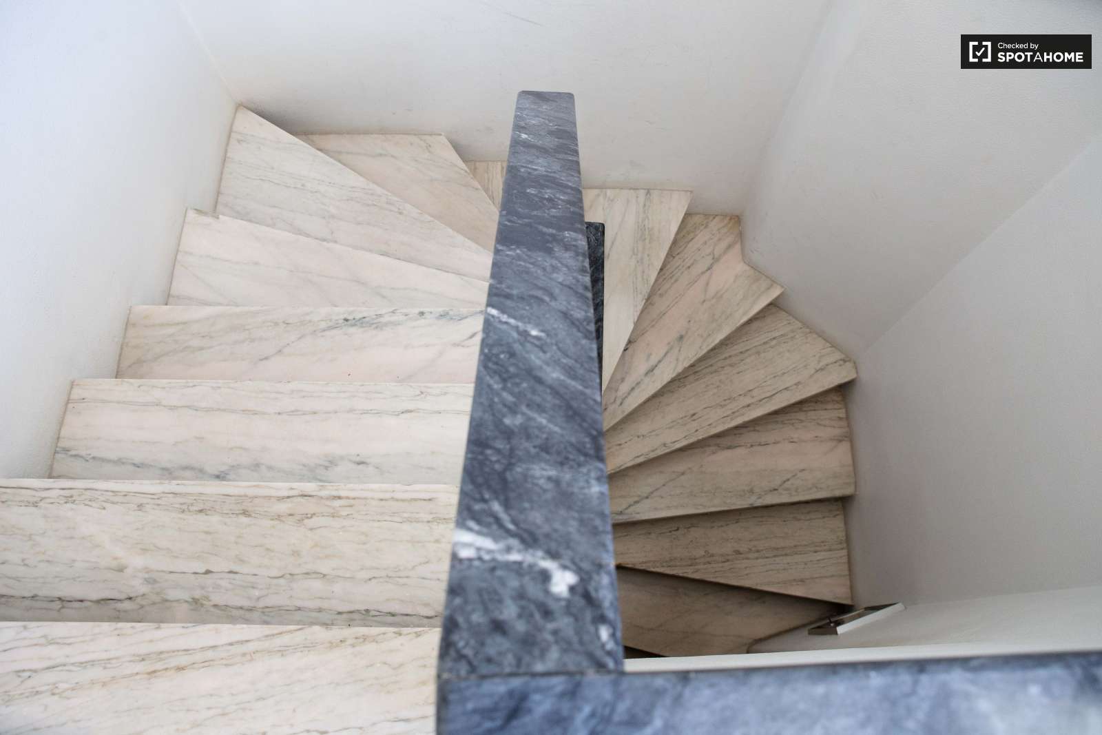 Double bed in Rooms for rent in charming 5-bedroom house in Estoril